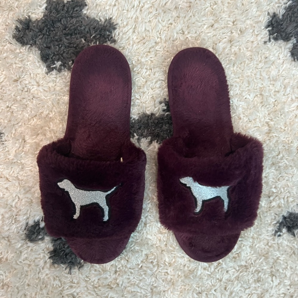 PINK size 7-8 women’s fuzzy house slippers